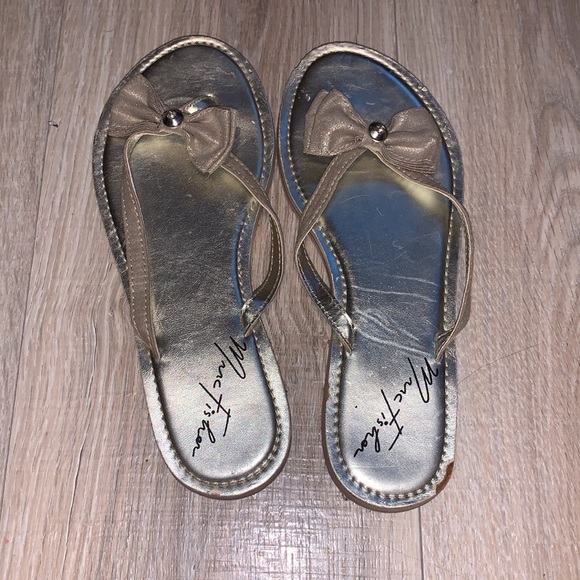Marc Fisher gold metallic bow flip flips - Picture 3 of 5